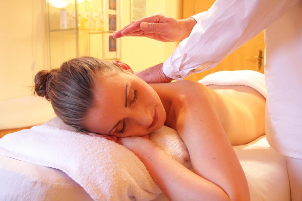 Ontspanningsmassage Almere - Een vrouw op de massagetafel krijgt een ontspanningsmassage in een massagesalon