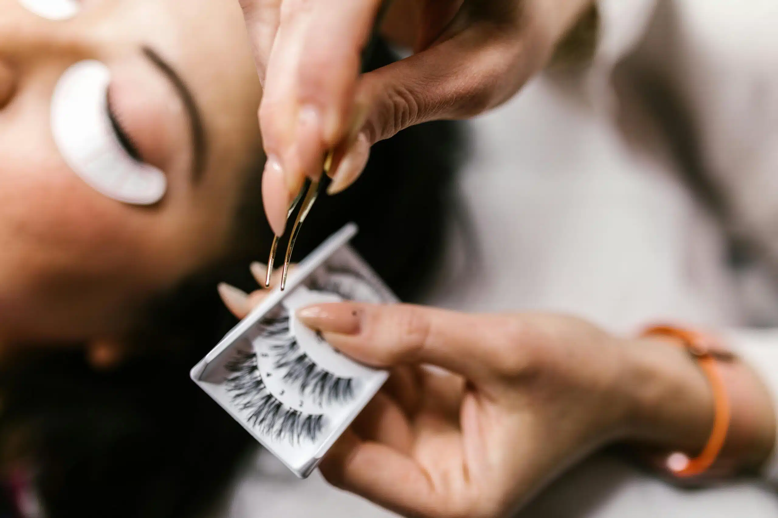 Wimper extensions zetten met wenkbrauwen verven, epileren, henna wenkbrauwen vitacare almere